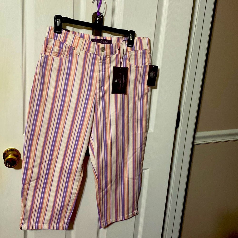Gloria Vanderbilt Amanda Capri pants; size: 10